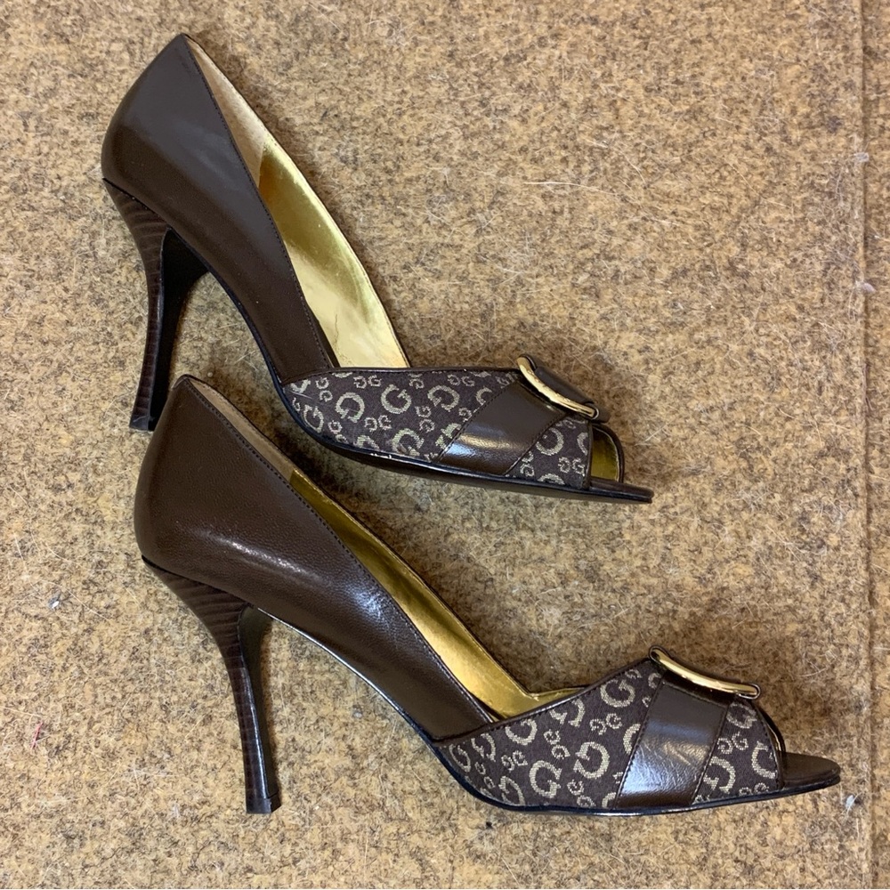 NIB Guess Signature Logo Faux Buckle Peep Toe Pumps Heels Size 10